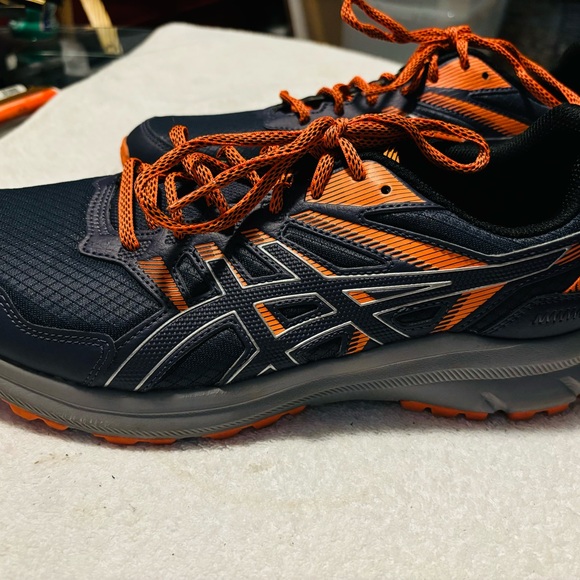 Almost Brand New High Performance Men’s Sneakers By ASICS - Size 12

Box 77 - Picture 2 of 9